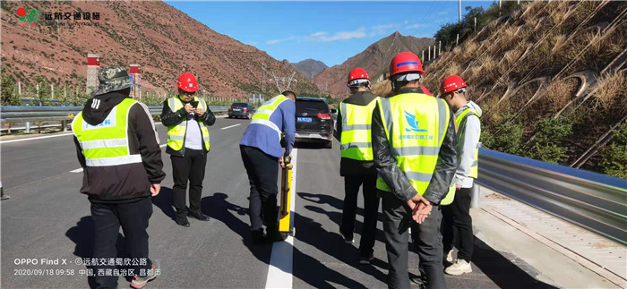 四川道路劃線案例——昌都至邦達(dá)機(jī)場(chǎng)高速施工中